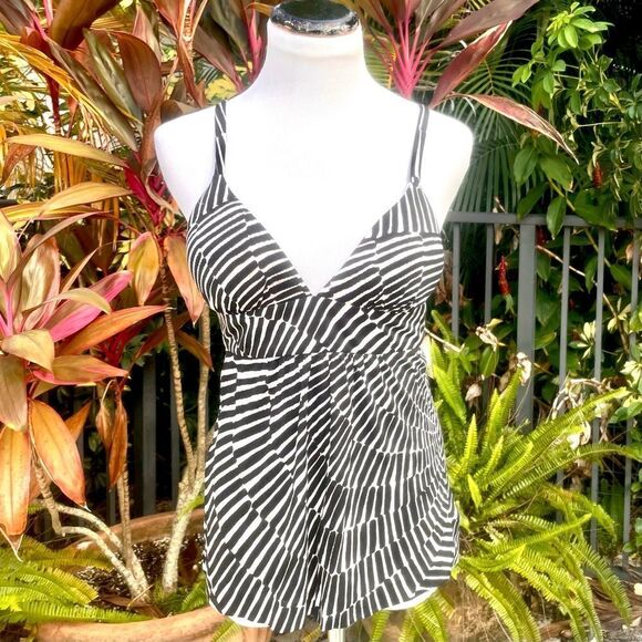 Trina Turk Silk Print O-Ring Sleeveless Top - Picture 2 of 7
